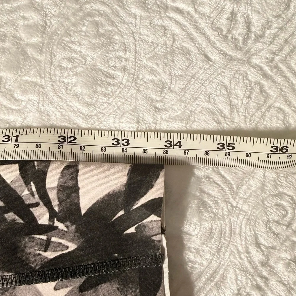 Lou & Grey FORM Printed Leggings XS Black White - Picture 5 of 8